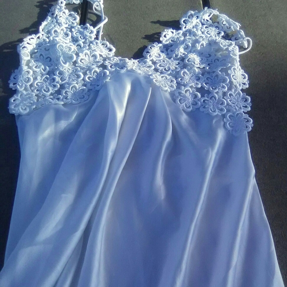 Farah Dresses & Skirts - 💜 Lovely Trendy Spaghetti Straps White Maxi